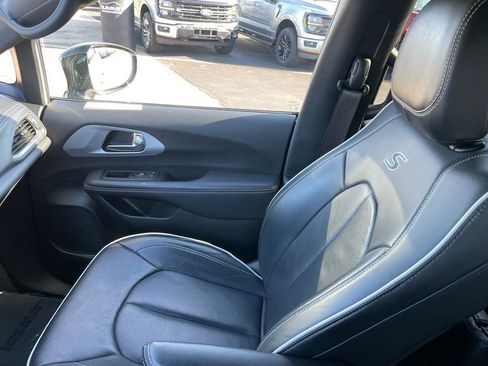 Used 2025 Chrysler Pacifica Limited image 21