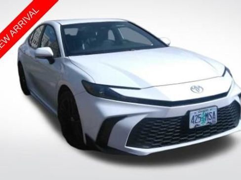Used 2025 Toyota Camry SE FWD image 1
