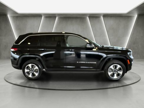 Used 2023 Jeep Grand Cherokee 4WD 4xe image 3