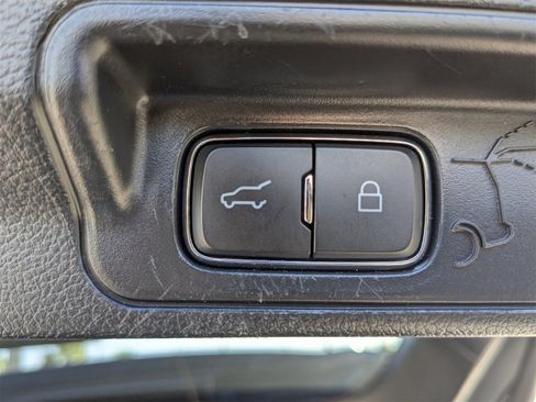 Used 2021 Ford Explorer XLT image 13