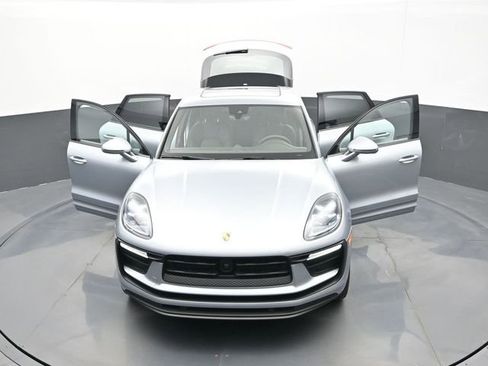 Certified 2025 Porsche Macan AWD/4WD image 32