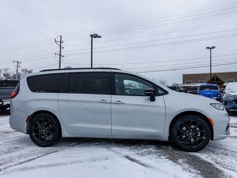 New 2026 Chrysler Pacifica Select image 4