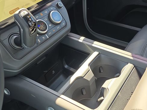 New 2026 Land Rover Defender 110 X-Dynamic SE image 24