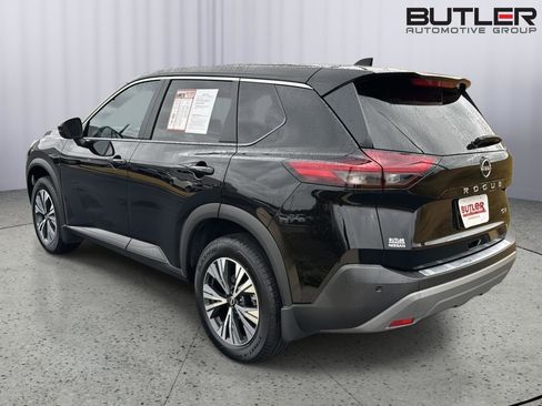 Used 2022 Nissan Rogue SV image 3