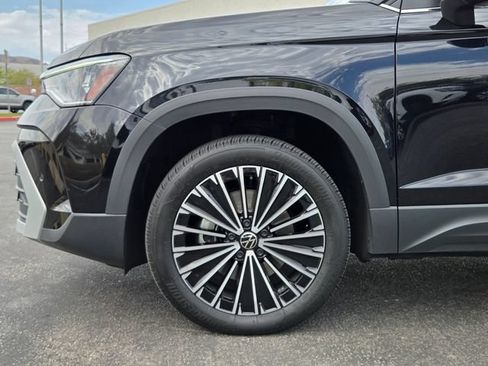 Certified 2025 Volkswagen Taos SE FWD image 10