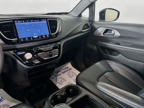 Used 2024 Chrysler Pacifica Limited image 22