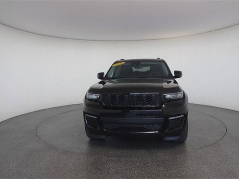 Used 2023 Jeep Grand Cherokee L Limited w/ Black Appearance Package image 32