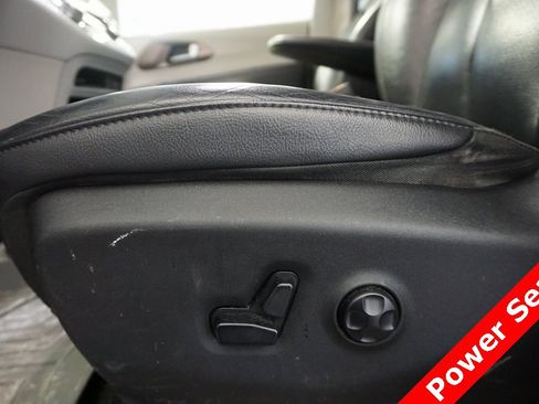 Used 2018 Chrysler Pacifica Touring-L w/ Tire & Wheel Group image 6