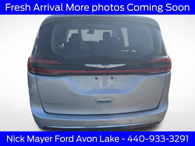 Used 2024 Chrysler Pacifica Touring-L FWD image 5