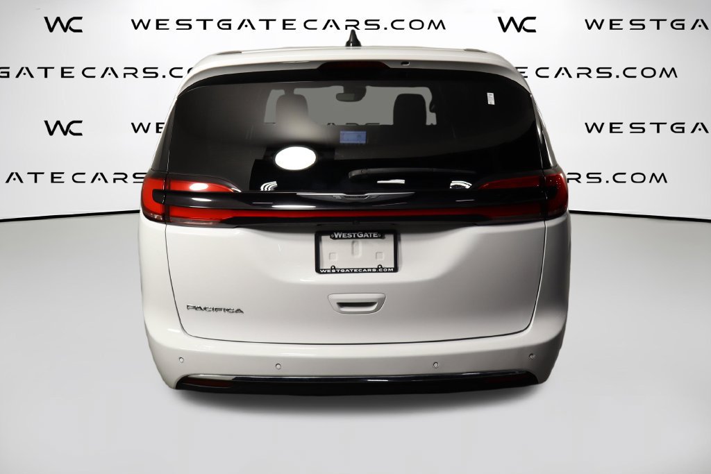 Used 2025 Chrysler Pacifica Select FWD image 4