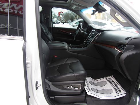 Used 2019 Cadillac Escalade ESV Premium Luxury image 7