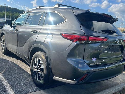 Used 2022 Toyota Highlander XLE AWD/4WD image 2