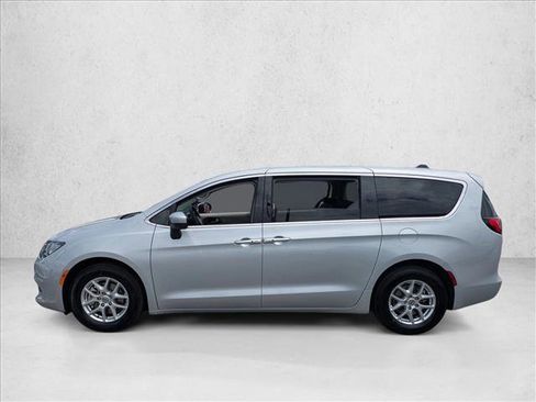 Used 2022 Chrysler Voyager LX FWD image 9