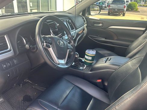 Used 2019 Toyota Highlander XLE AWD/4WD image 12