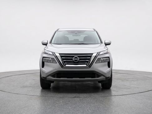 Used 2025 Nissan Rogue SV AWD/4WD image 2