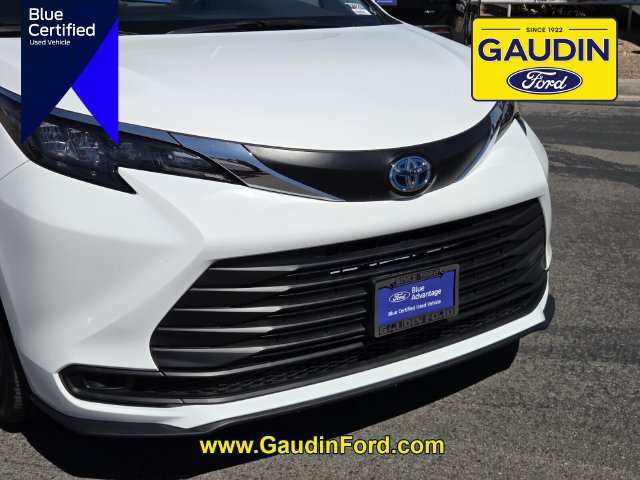 Used 2025 Toyota Sienna LE FWD image 2