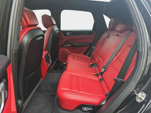 Used 2022 Porsche Cayenne AWD/4WD image 18