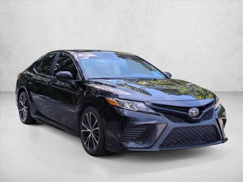 Used 2018 Toyota Camry SE FWD image 3