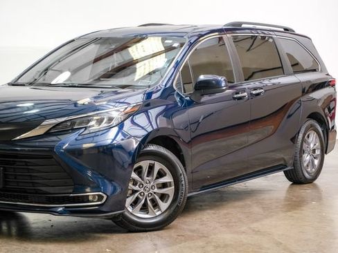 Used 2022 Toyota Sienna XLE w/ XLE Plus Package AWD/4WD image 8