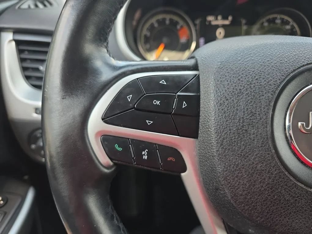 Used 2018 Jeep Cherokee Latitude Plus w/ Cold Weather Group AWD/4WD image 19