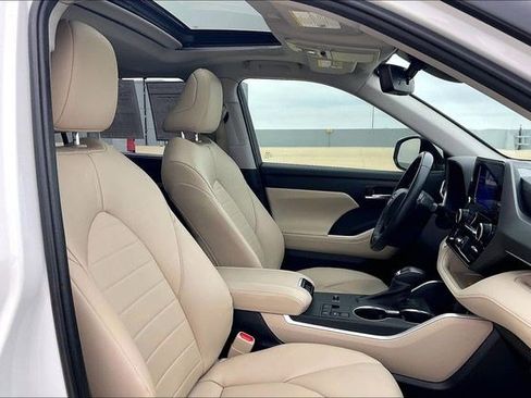 Used 2023 Toyota Highlander XLE image 7