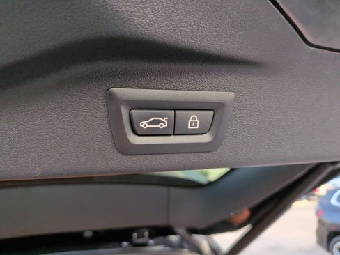 Used 2022 BMW X7 xDrive40i w/ M Sport Package AWD/4WD image 46