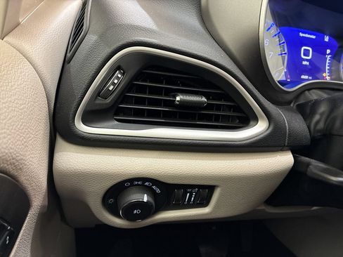 Used 2024 Chrysler Pacifica Touring-L FWD image 27