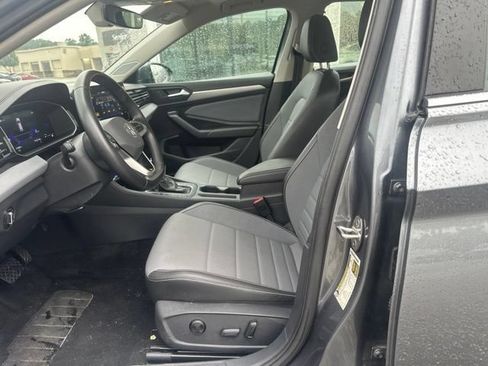 Used 2025 Volkswagen Jetta SE FWD image 19