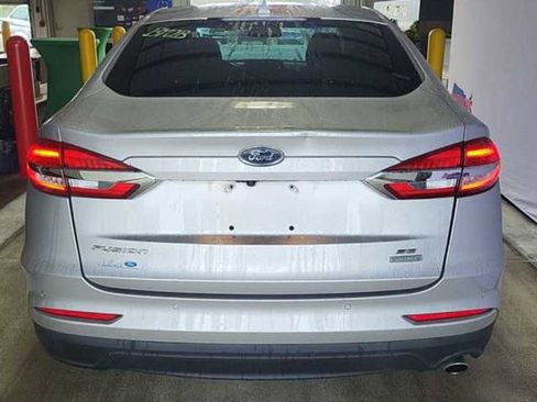 Used 2019 Ford Fusion SE image 2