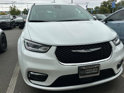 Used 2023 Chrysler Pacifica Touring-L