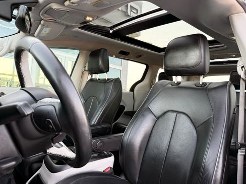Used 2020 Chrysler Pacifica Limited image 22