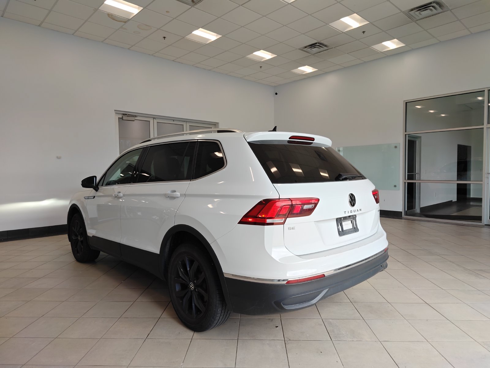 Used 2024 Volkswagen Tiguan SE AWD/4WD image 5