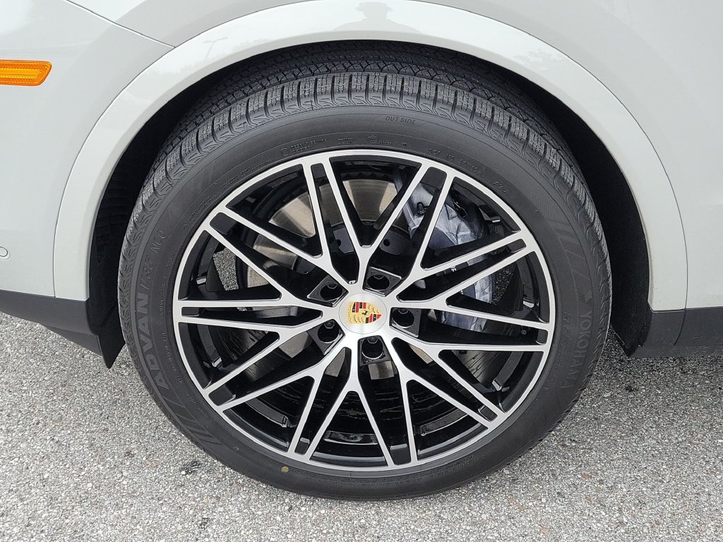 Certified 2024 Porsche Cayenne Coupe AWD/4WD image 12