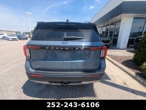 Used 2025 Ford Explorer Active w/ Active Comfort Package RWD image 10