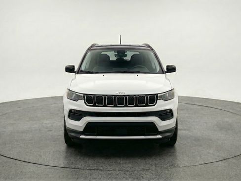 Used 2025 Jeep Compass Latitude AWD/4WD image 2