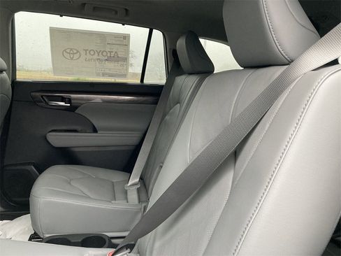 New 2026 Toyota Highlander Platinum image 11