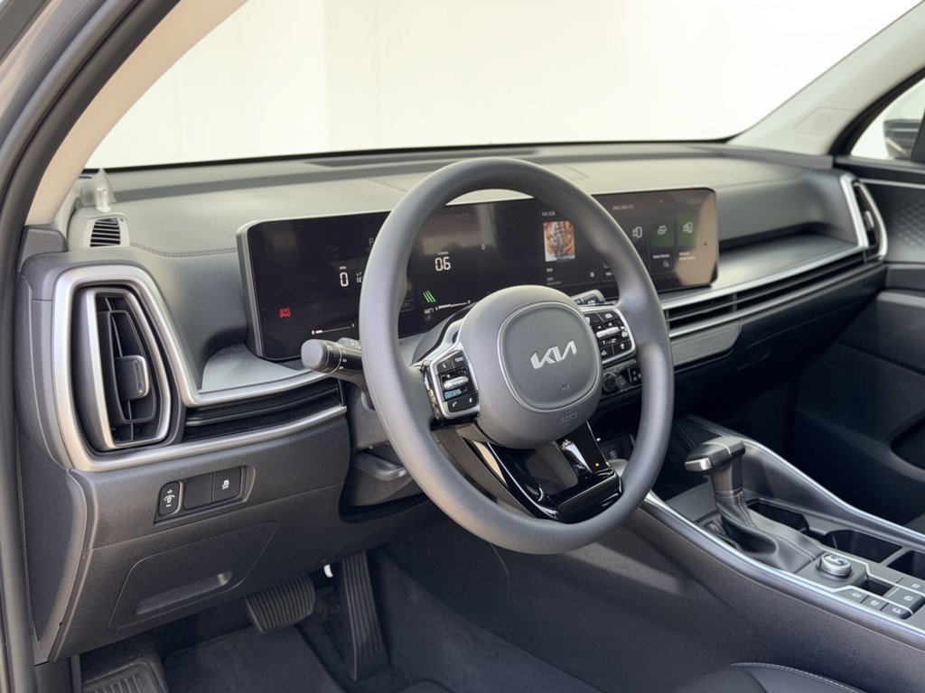 Used 2025 Kia Sorento LX FWD image 4