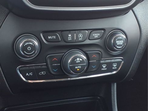 Used 2019 Jeep Cherokee Latitude Plus image 18