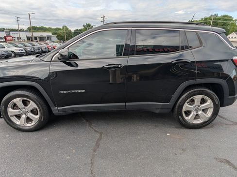 Used 2018 Jeep Compass Latitude w/ Popular Equipment Group FWD image 4