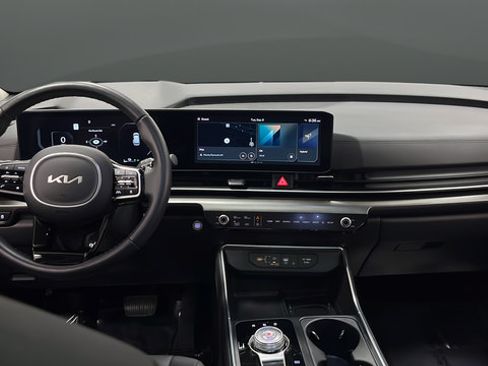 Used 2025 Kia Carnival SX Prestige FWD image 11