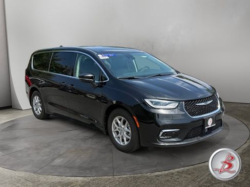 Used 2023 Chrysler Pacifica Touring-L FWD image 1