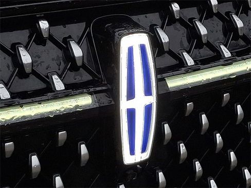 Certified 2024 Lincoln Nautilus Reserve w/ Equipment Group 202A image 30