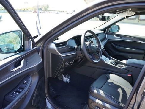 New 2025 Jeep Grand Cherokee Limited w/ Luxury Tech Group II image 10