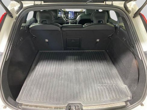 Used 2021 Volvo XC60 T5 R-Design AWD/4WD image 10