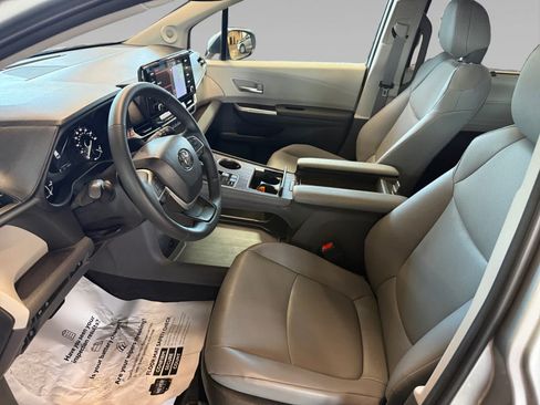 Used 2023 Toyota Sienna XLE w/ XLE Plus Package AWD/4WD image 11