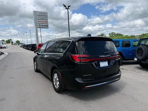Used 2023 Chrysler Pacifica Touring-L FWD image 5