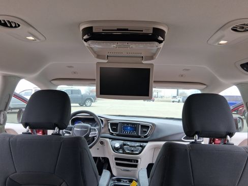 Used 2018 Chrysler Pacifica Touring Plus w/ Tire & Wheel Group image 21