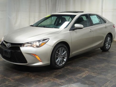 Used 2017 Toyota Camry SE w/ Moonroof Package FWD image 2
