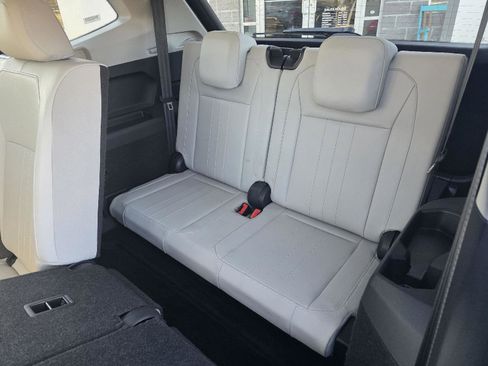 Used 2024 Volkswagen Tiguan SE image 25