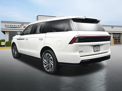 Used 2025 Lincoln Navigator Reserve AWD/4WD image 3